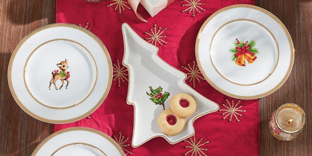 https://hips.hearstapps.com/hmg-prod/images/christmas-table-decorations-1539898397.jpg?crop=1.00xw:1.00xh;0,0&resize=640:*