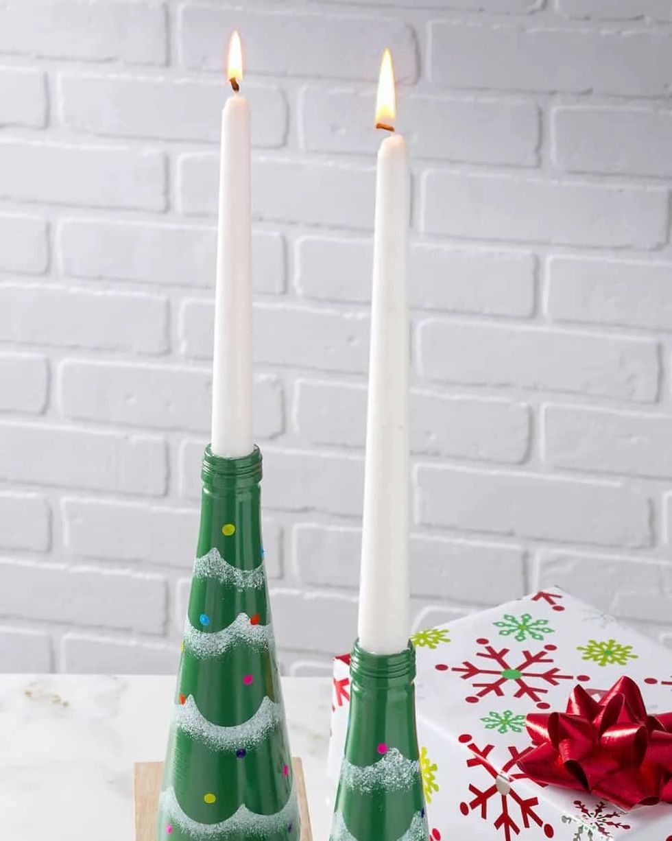 https://hips.hearstapps.com/hmg-prod/images/christmas-table-decorations-christmas-tree-candlesticks-1668550817.jpeg?crop=1.00xw:0.714xh;0,0.267xh&resize=980:*