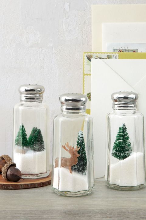 christmas table settings, salt and pepper holiday shakers