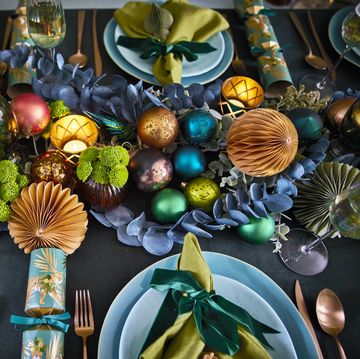 christmas tablescaping trend  dramatic metallics