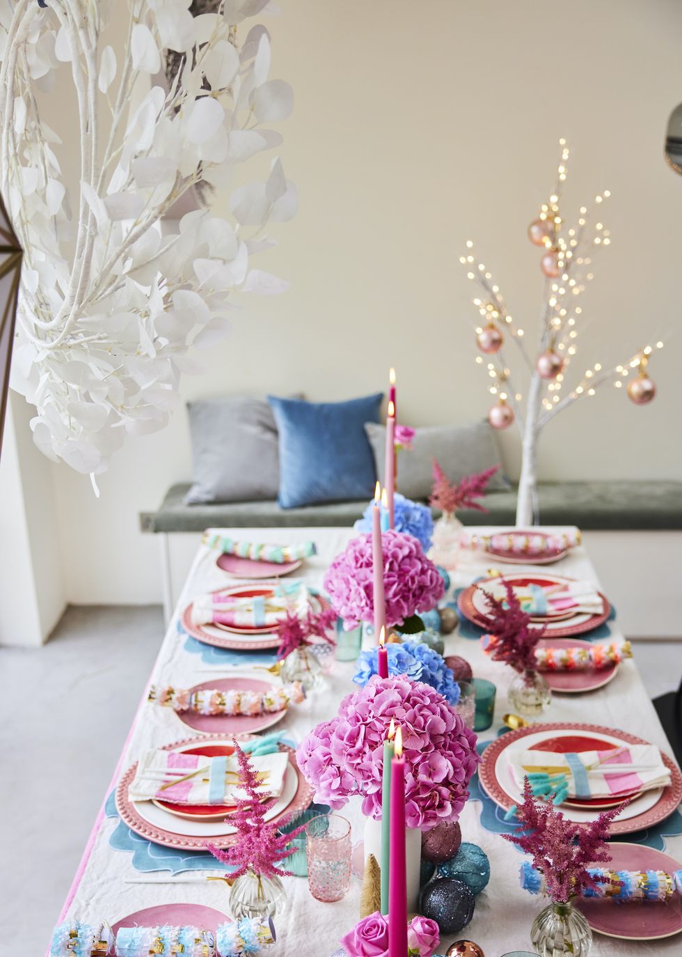 https://hips.hearstapps.com/hmg-prod/images/christmas-tablescaping-grown-up-pastels-table-1-style-inspiration-1638961322.jpg?crop=0.991xw:0.927xh;0,0.0726xh&resize=980:*