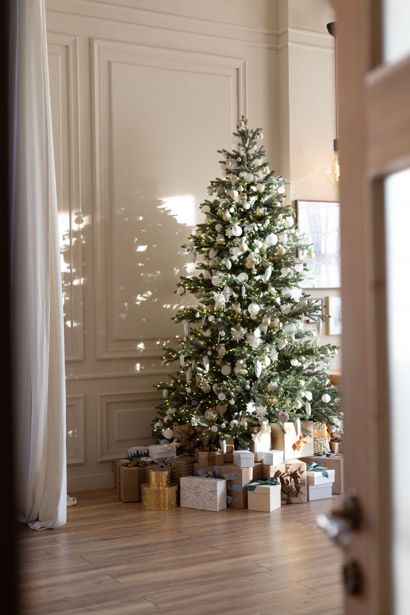 Presents Under Decorated Christmas Tree in Den | Creative christmas trees, Christmas  tree themes, Cool christmas trees