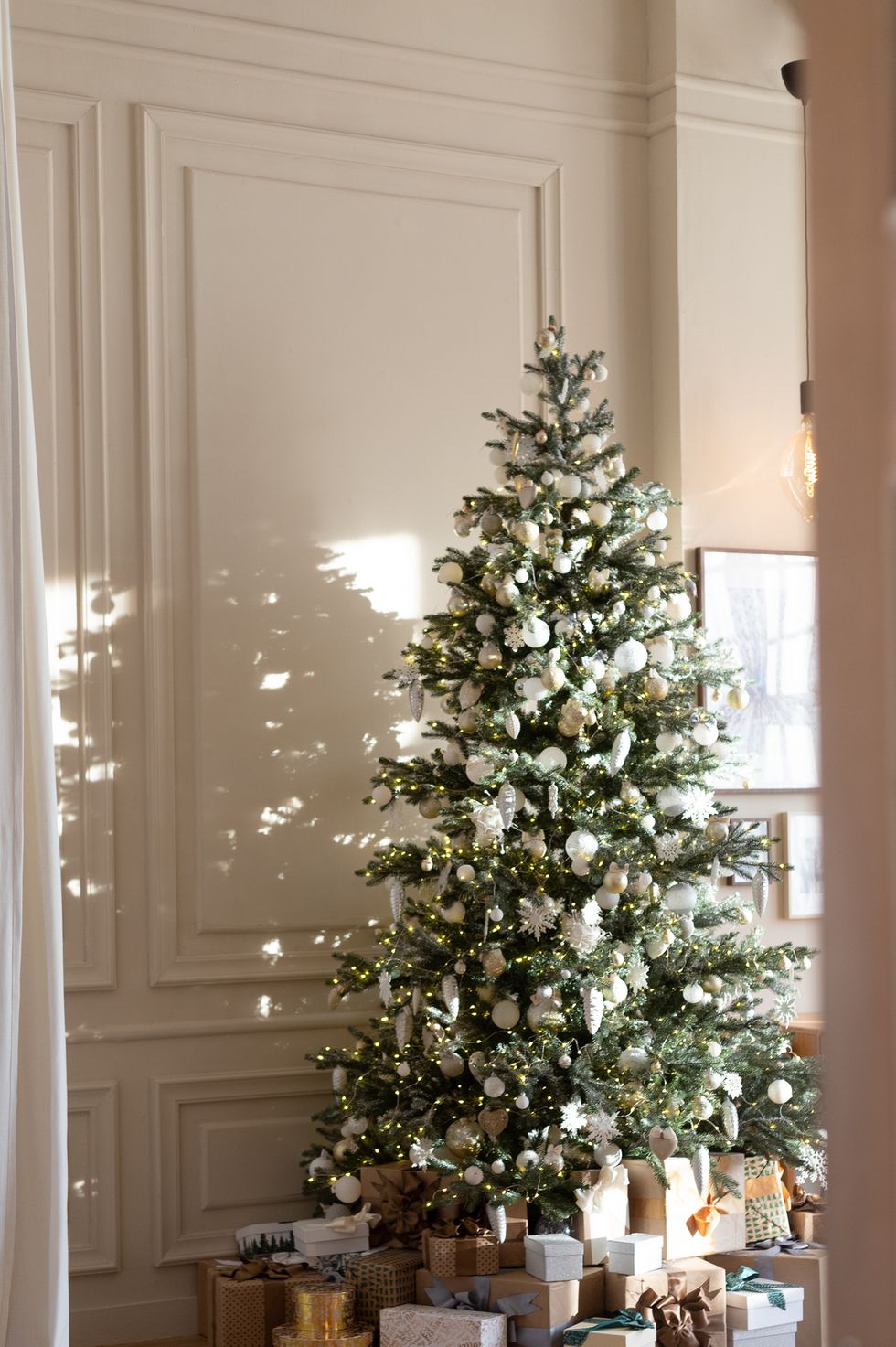 10 idées pour décorer le Sapin de Noël  Elegant christmas trees, Christmas  tree themes, Christmas tree decorations