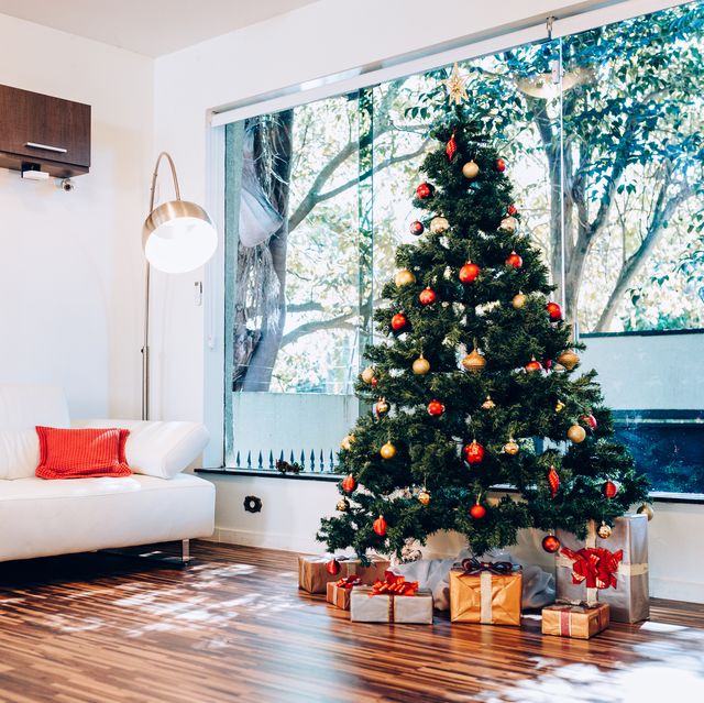 Christmas tree and presentes inside Brazilian house
