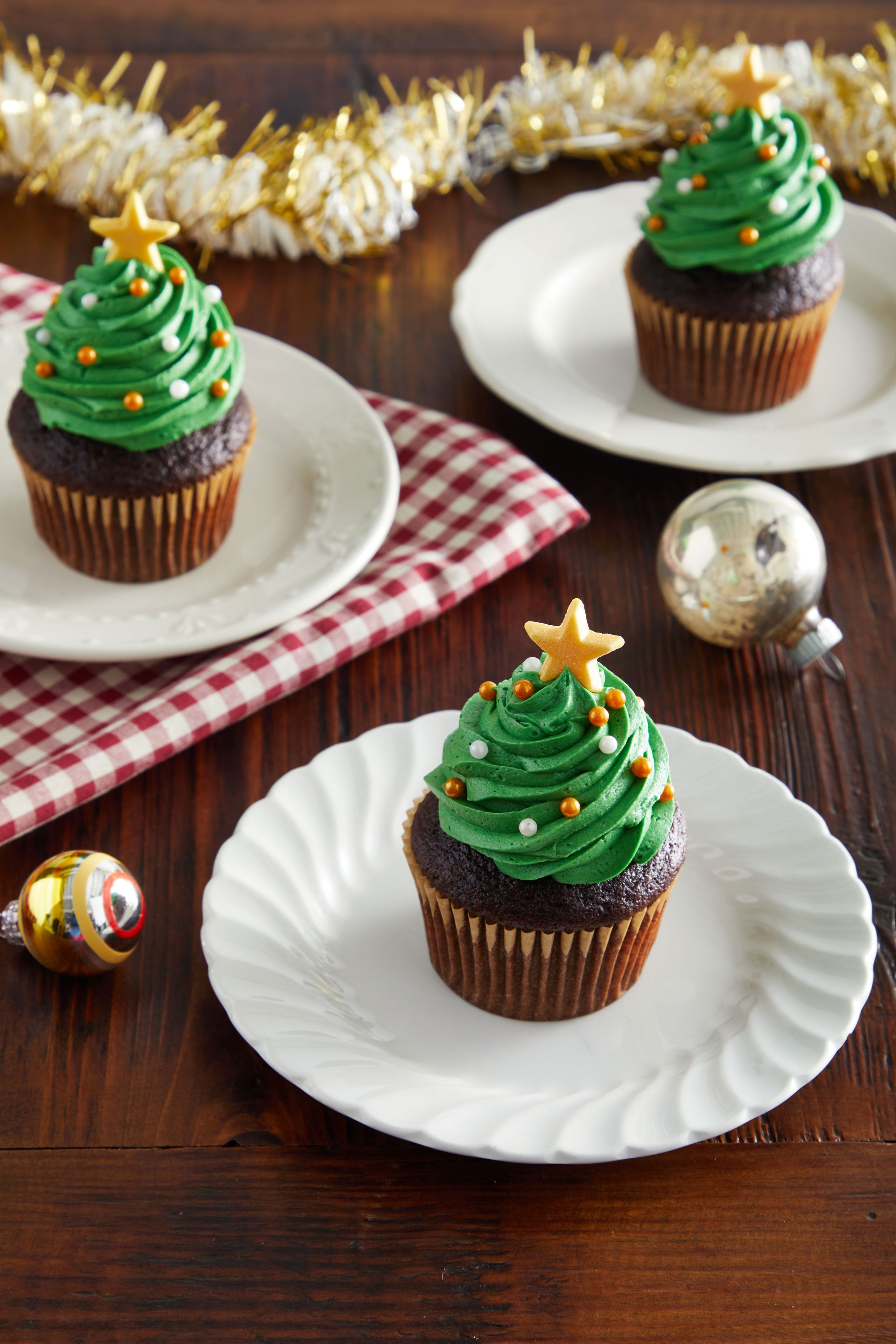 How to Make a Christmas Tree Cake Out of Cupcakes