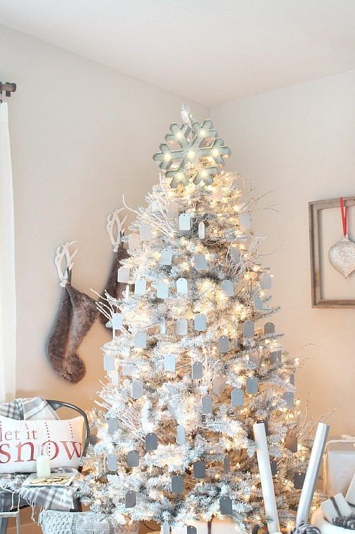https://hips.hearstapps.com/hmg-prod/images/christmas-tree-decoration-ideas-gray-and-white-1632193537.jpeg?crop=0.757xw:0.839xh;0.163xw,0.125xh&resize=980:*