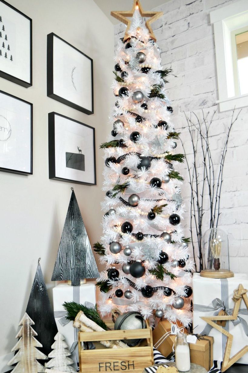 https://hips.hearstapps.com/hmg-prod/images/christmas-tree-decoration-ideas-modern-black-and-white-1632193103.jpeg?crop=0.818xw:0.922xh;0.133xw,0&resize=980:*