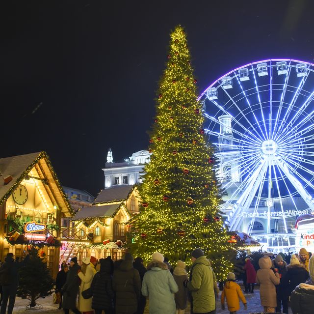 https://hips.hearstapps.com/hmg-prod/images/christmas-tree-ferris-wheel-and-traditional-christmas-fair-news-photo-1669215843.jpg?crop=0.668xw:1.00xh;0.257xw,0&resize=640:*