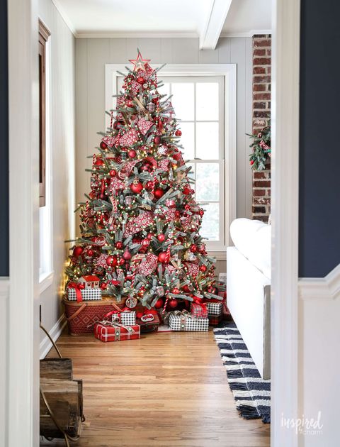 cozy lodge christmas tree with reds and golds