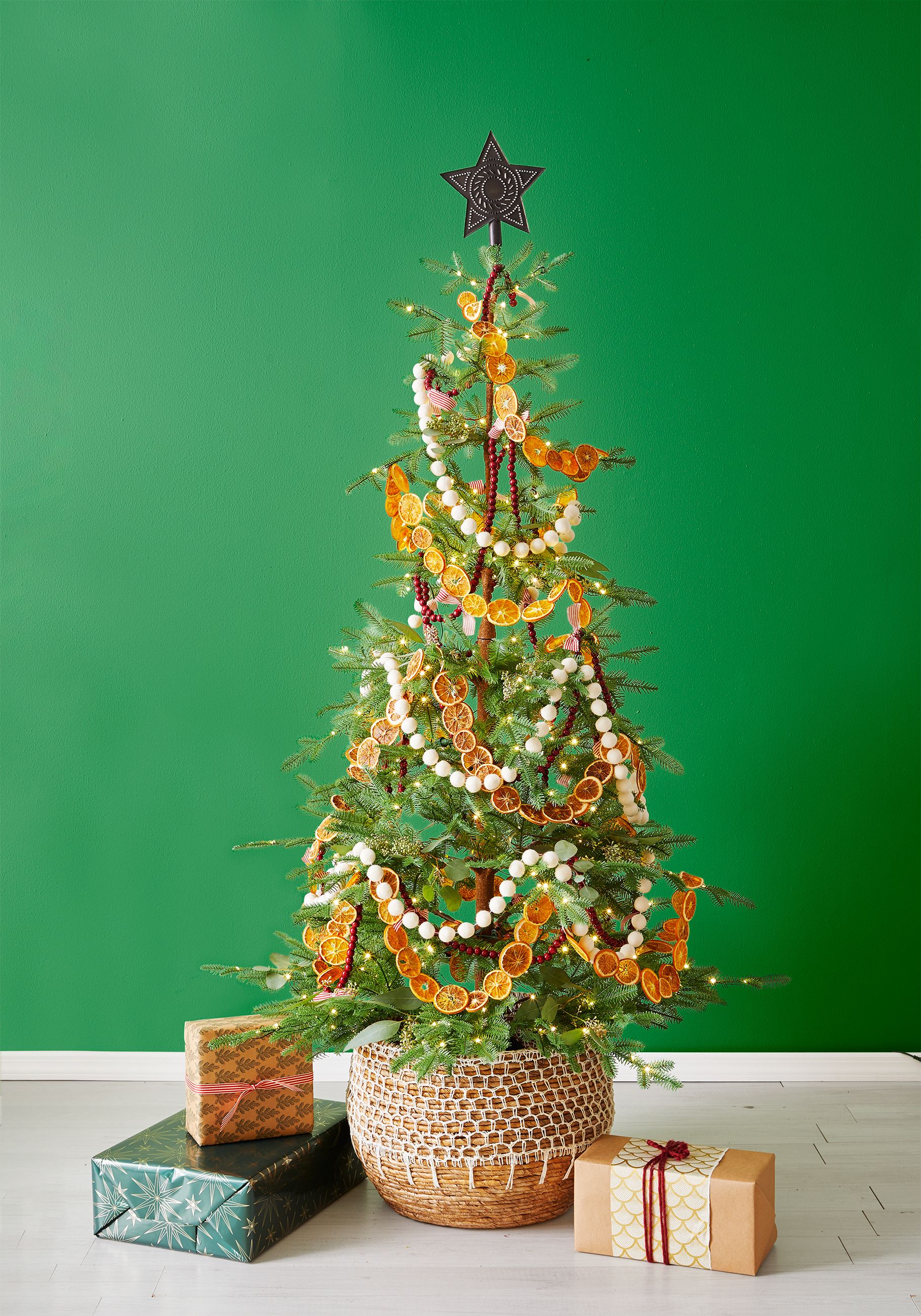 10 Santa Claus Christmas Tree Decorating Ideas to Make Your Holidays