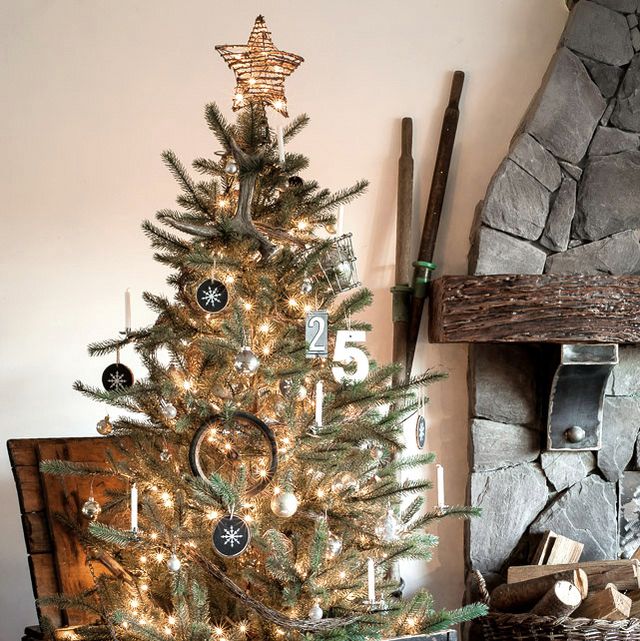https://hips.hearstapps.com/hmg-prod/images/christmas-tree-in-an-antiques-crate-funky-junks-old-sign-stencils-001-1629988726.jpg?crop=1.00xw:0.669xh;0,0.285xh&resize=640:*