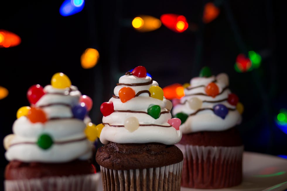 Cupcake, Sweetness, Icing, Baking, Cake, Buttercream, Dessert, Food, Sugar paste, Cake decorating, 