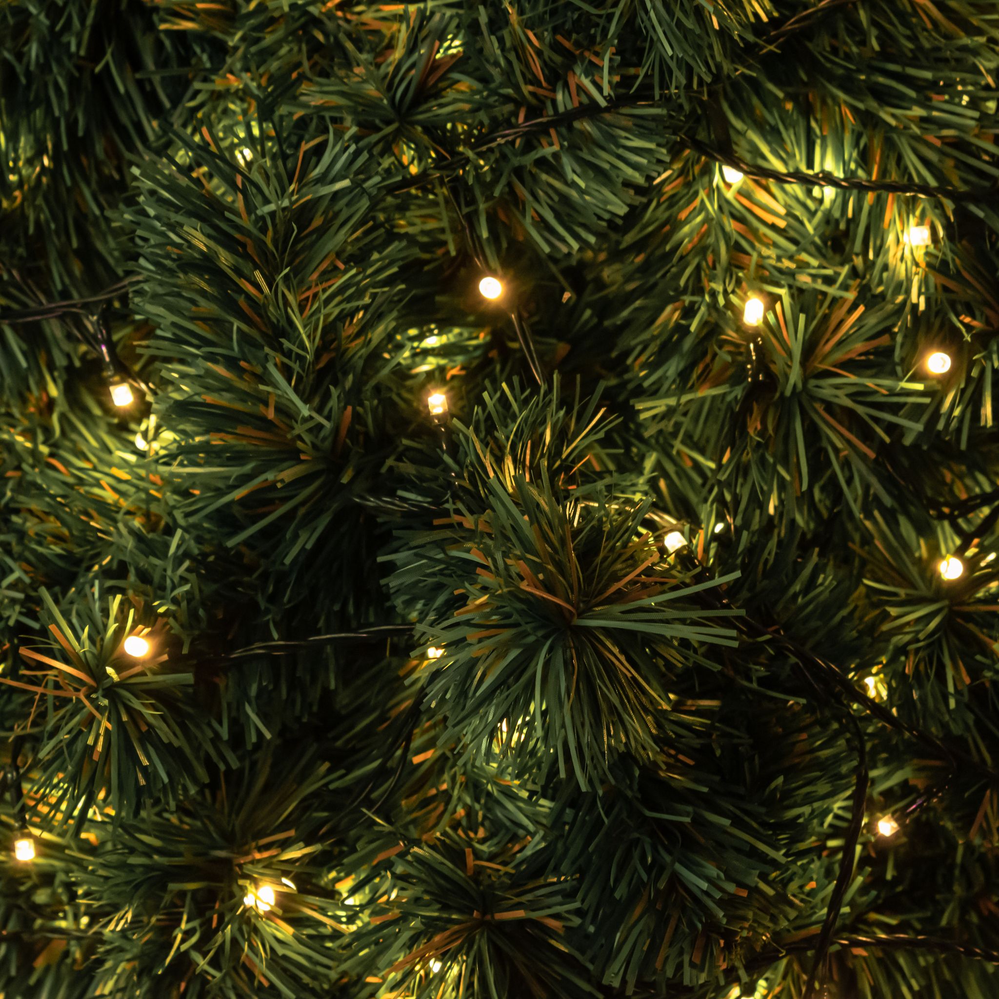 Use 'Zigzag' Method To Hang Christmas Tree Lights Quicker