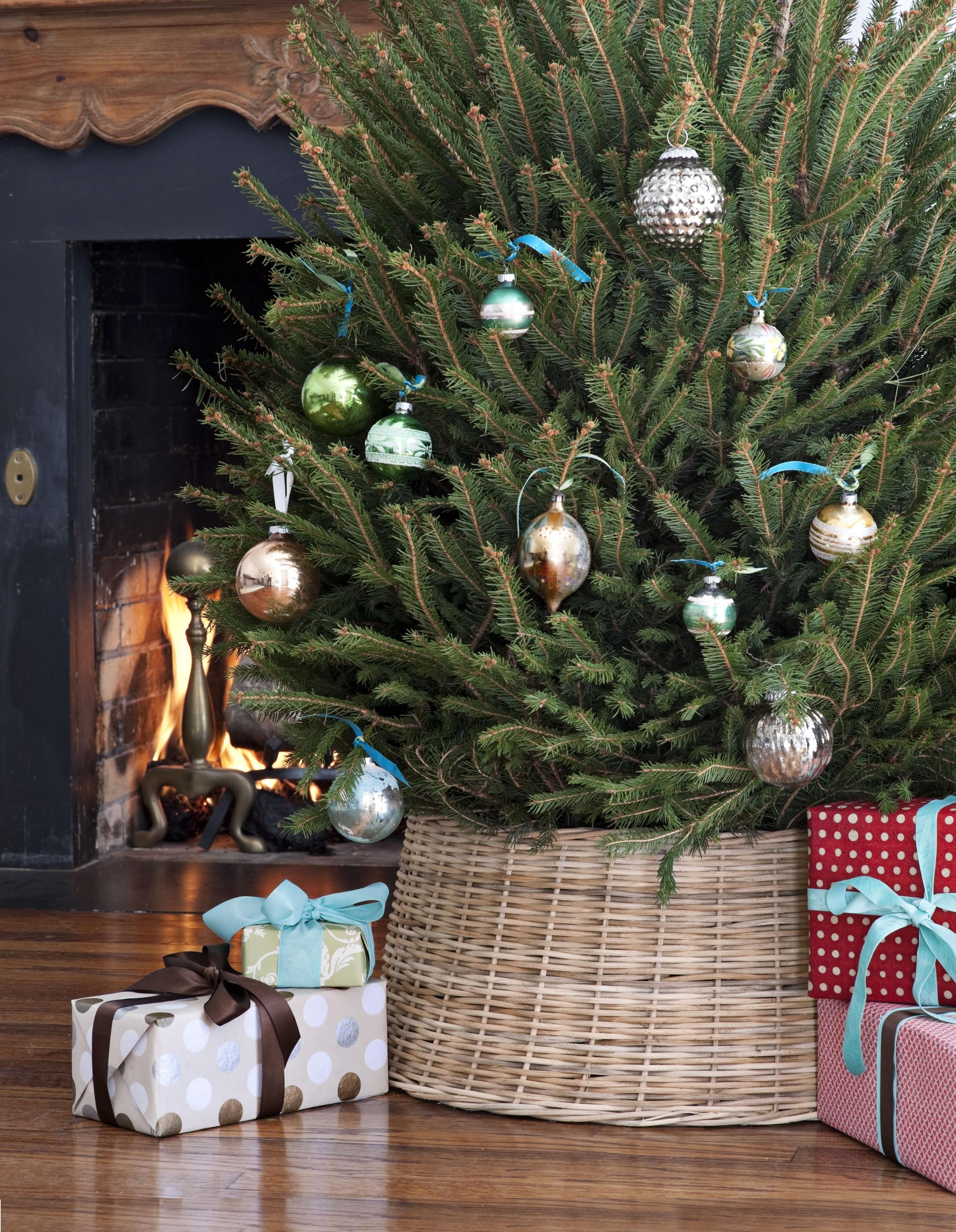 18 Best Christmas Tree Ribbon Ideas - How to Put Ribbon on a Tree