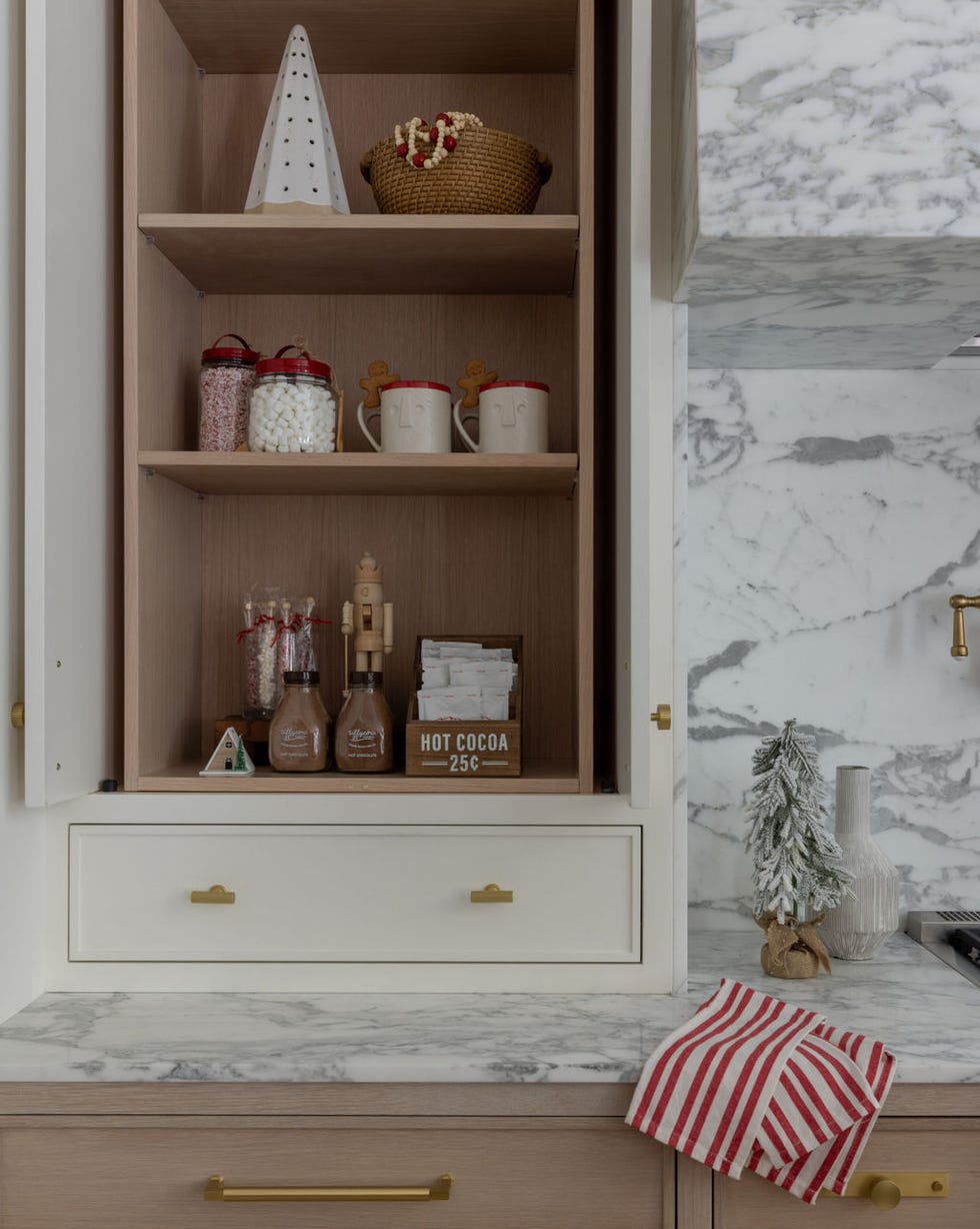 Adornos de Navidad en la cocina con colores cálidos adornos de navidad en la cocina con colores cálidos