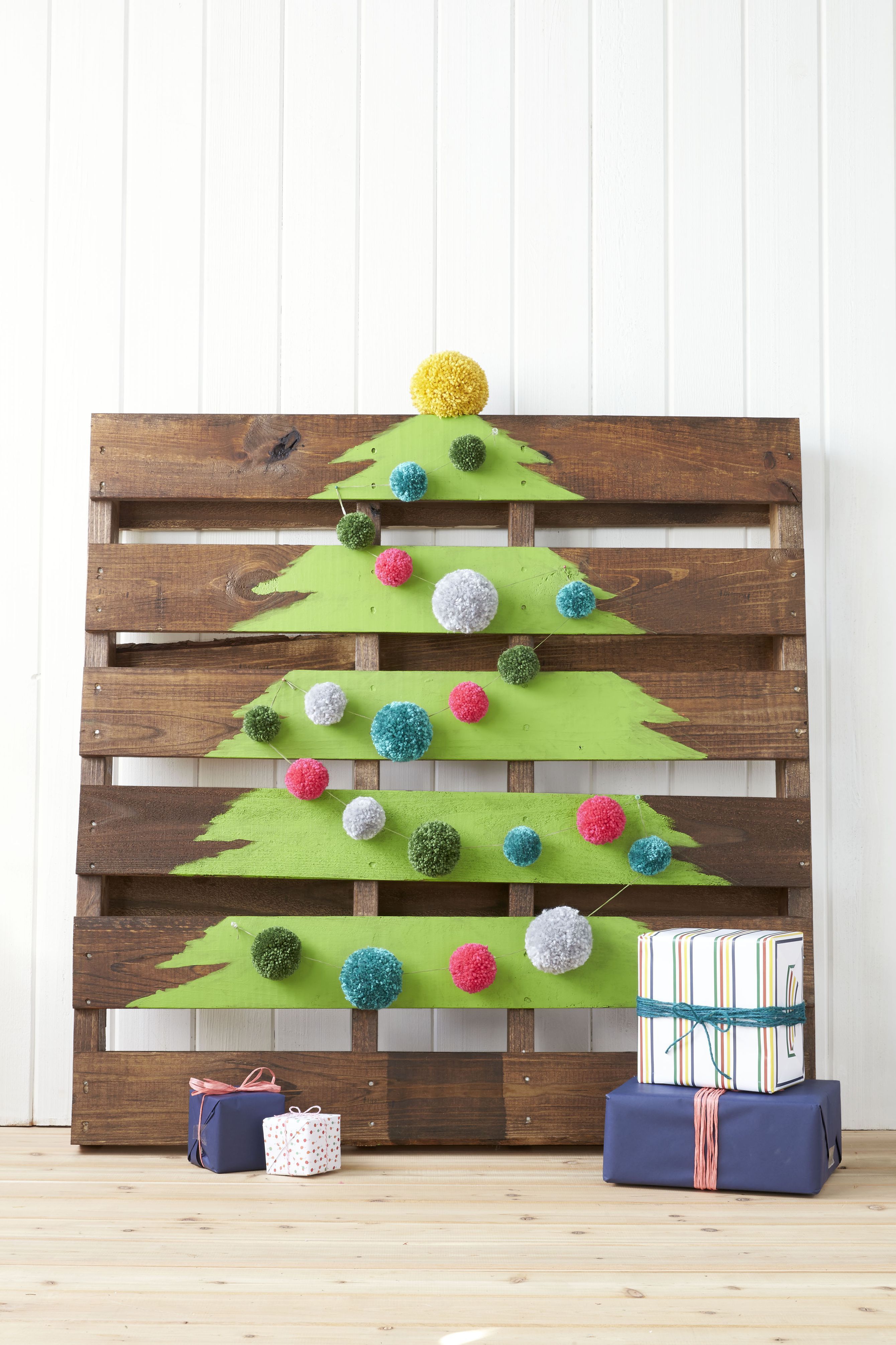 25 Best Christmas Wood Crafts - DIY Holiday Wood Projects and Ideas
