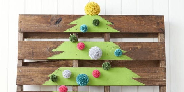 25 Best Christmas Wood Crafts - DIY Holiday Wood Projects and Ideas