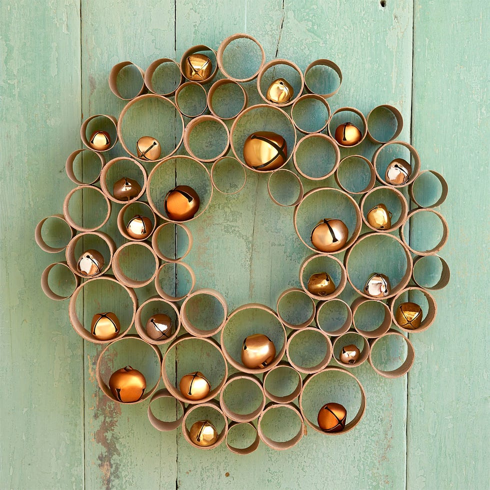 diy christmas wreaths, wreath made of toilet paper rolls and ornaments