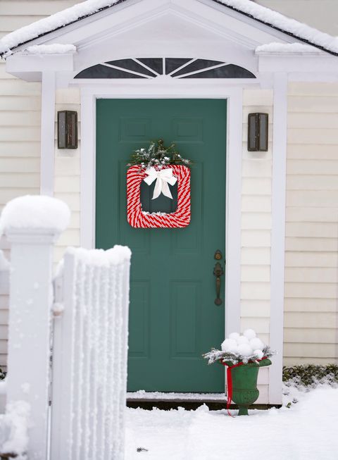 diy christmas wreaths, red and white square wreath hanging on a green front door