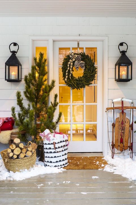 diy christmas wreaths,  traditional wreath hanging on the front door