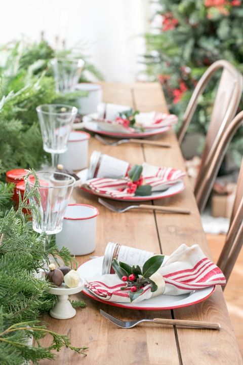 Table, Tablecloth, Tableware, Furniture, Christmas decoration, Linens, Textile, Event, Food, Plant, 