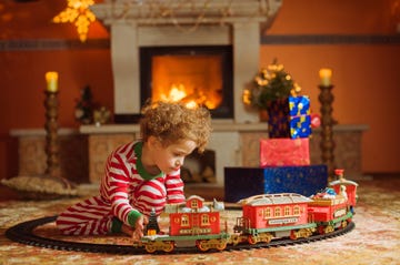 nino navidad con tren de juguete