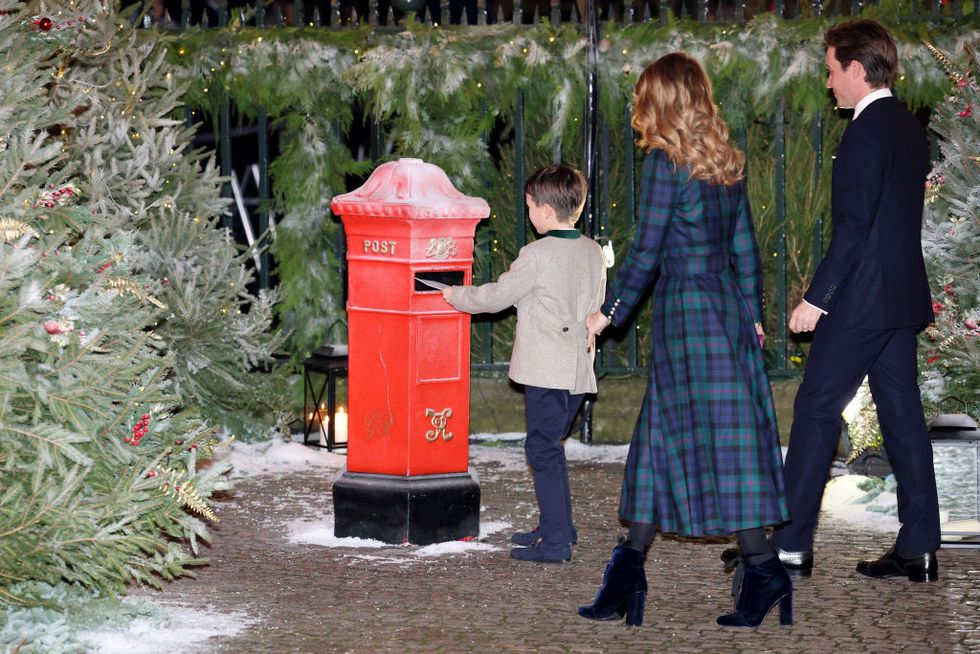 the royal family attend carol service