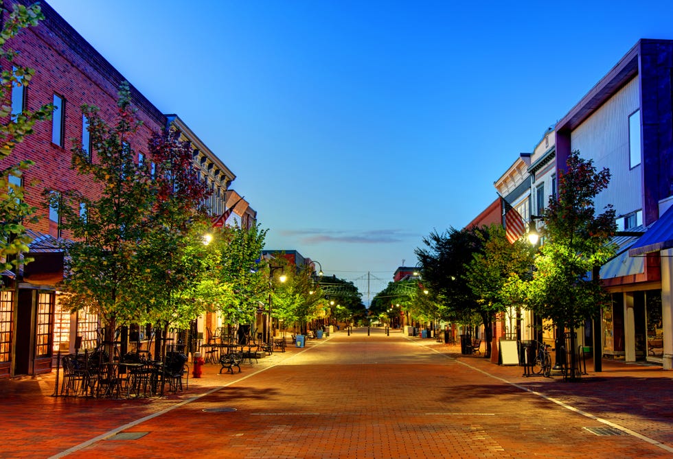 12 Best Walking-Friendly Cities in the US for Winter Exploring