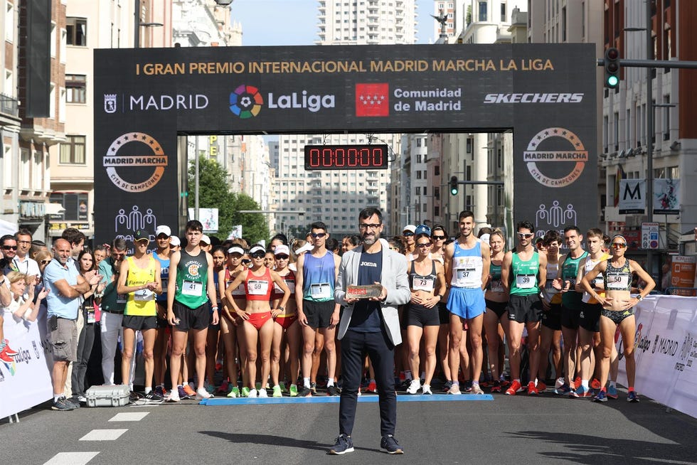 chuso garcía bragado posa con el premio 'marca leyenda'