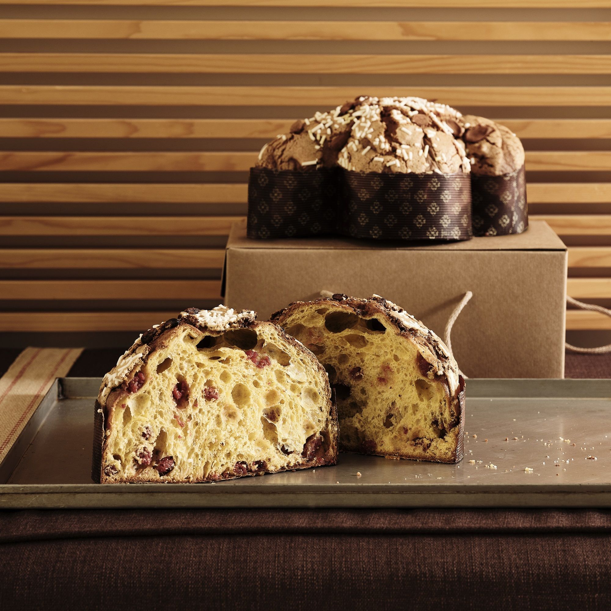 Colomba con pesche semi candite e cioccolato bianco - dolce