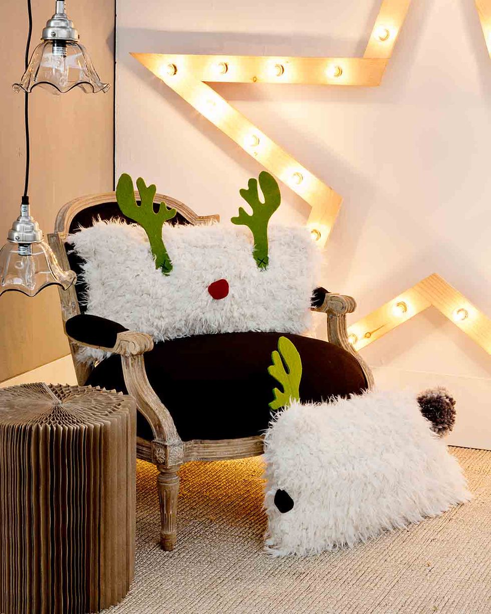 cojines de reno, una buena idea para decorar el hogar en navidades