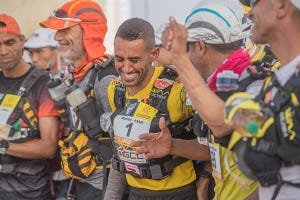 el corredor rachid el morabity en el marathon des sables 2023