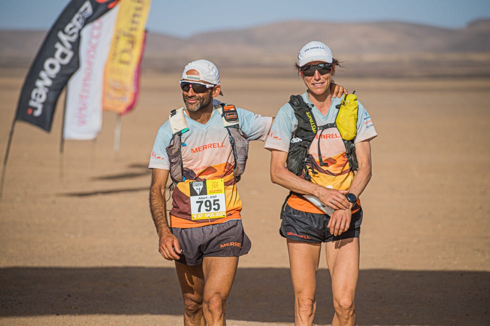 ragna debats llega a la meta del maratón des sables 2023