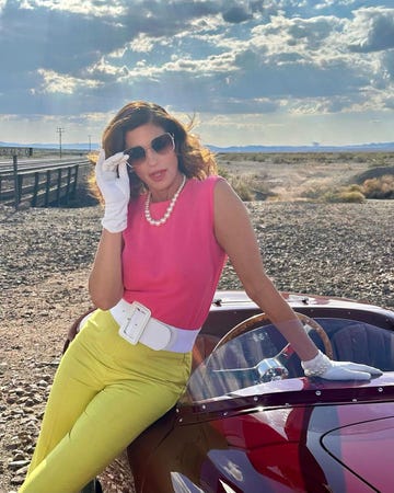 cindy crawford con look retro a sus 57 años