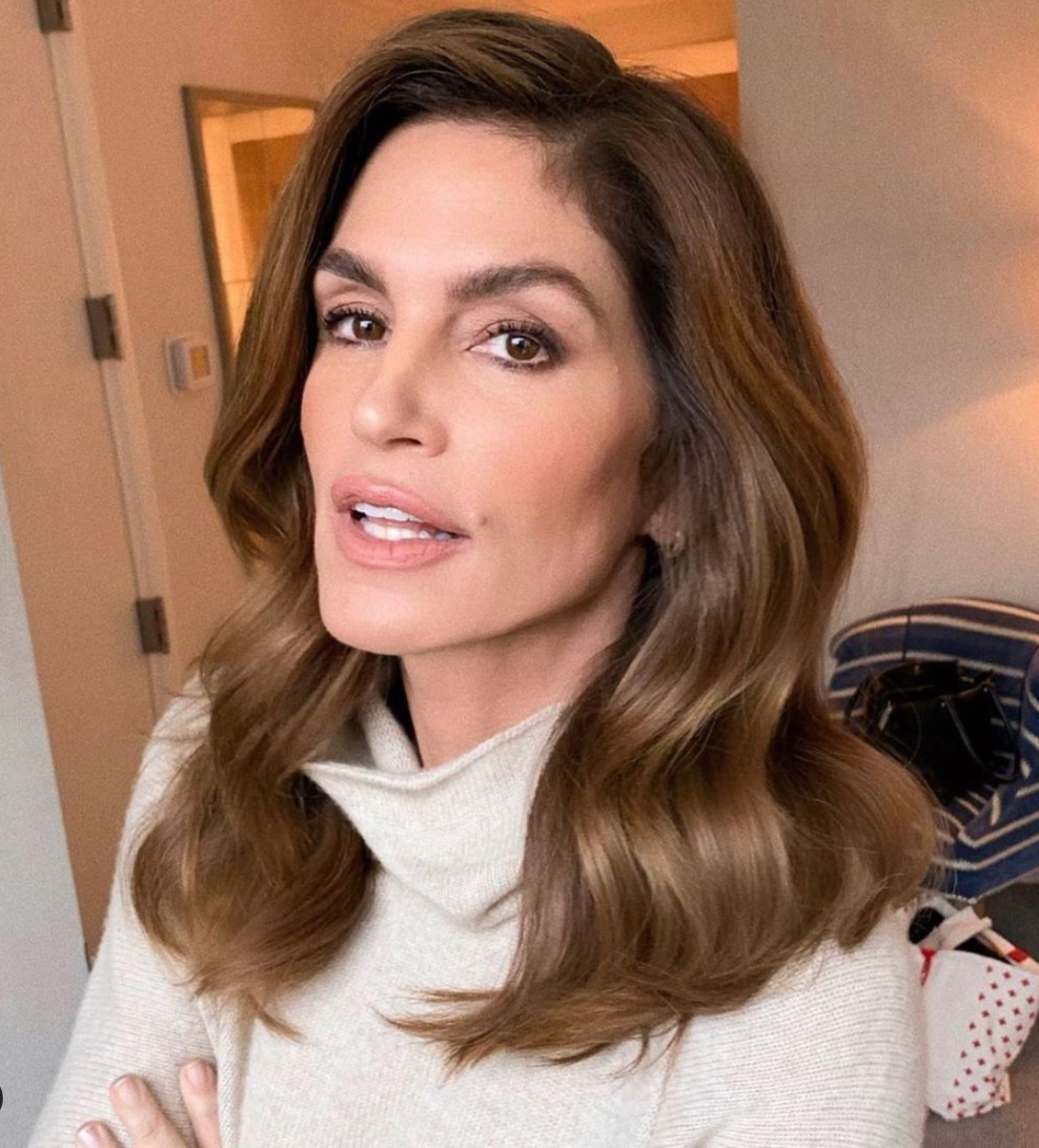 Cindy Crawford Is Ageing Backwards In Topless Hot Tub Pic