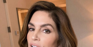 cindy crawford proves she's ageing backwards in topless hot tub pic