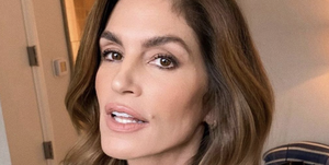 cindy crawford proves she's ageing backwards in topless hot tub pic
