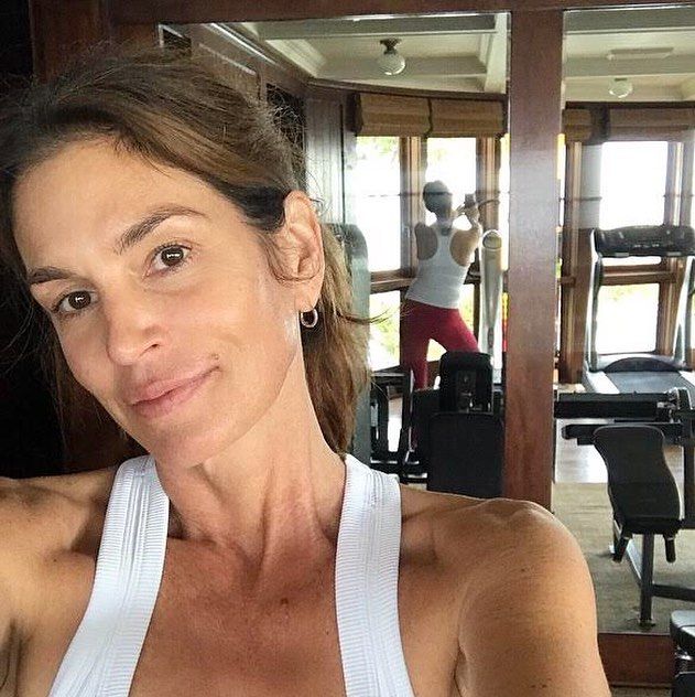 Cindy Crawford Workout How At 52 She Looks 32 In No Makeup Selfie