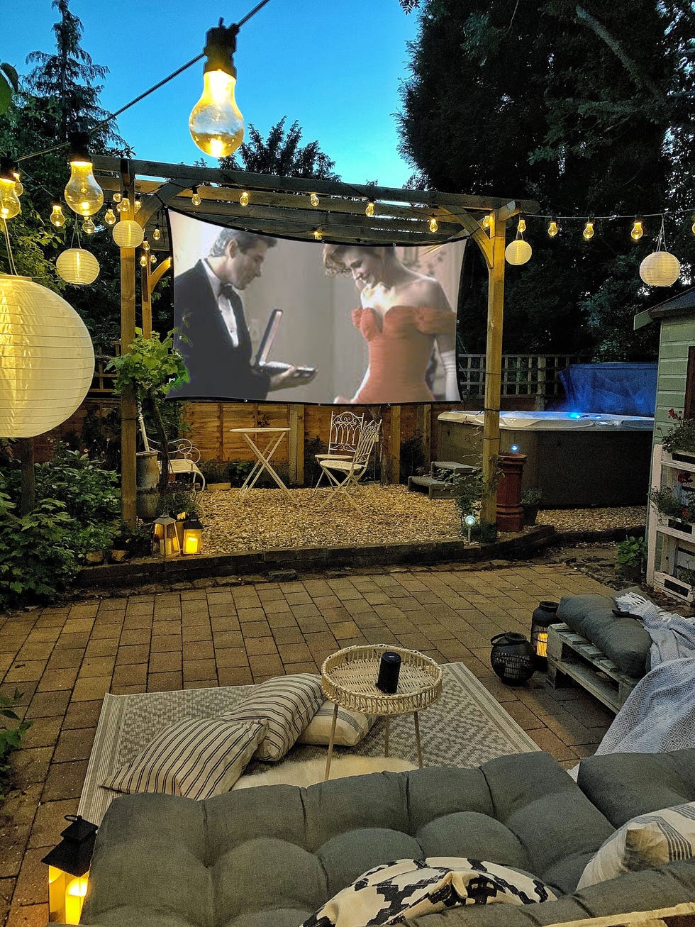 patio con jacuzzi y cine al aire libre