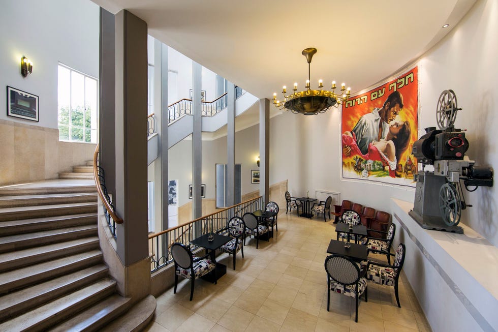 Vista del bar y de las escaleras del hotel Cinema