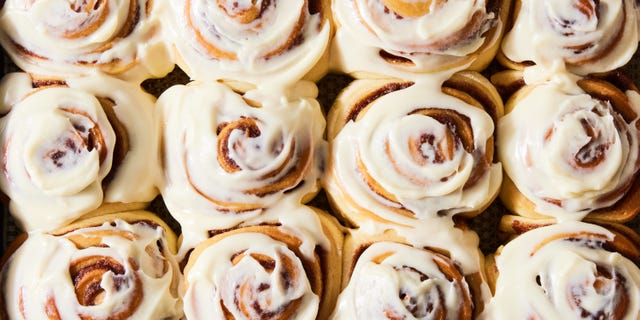 cinnamon rolls with cream cheese icing