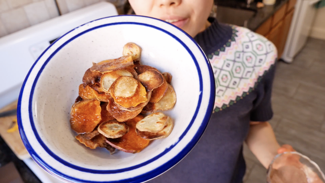 https://hips.hearstapps.com/hmg-prod/images/cinnamon-sugar-sweet-potato-chips-2-1618411606.png?crop=0.728xw:0.649xh;0.00962xw,0.217xh&resize=640:*