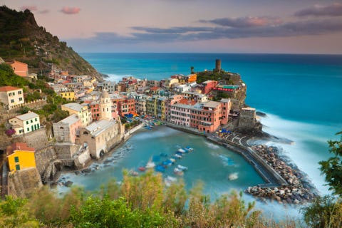 Cinque Terre National Park, Italy PARCO NAZIONALE LE CINQUE TERRE ITALICinque Terre heeft zijn bekendheid niet te danken aan de uitgestrekte wildernis of bijzondere diersoorten maar vooral aan de vijf kleurige dorpen die langs dit niet al te grote kustgebied langs de Middellandse zee liggen Ondanks de beperkte oppervlakte van nog geen veertig vierkante kilometer zijn in dit park talloze natuurlijke en culturele bezienswaardigheden te vinden ruige wandelpaden langs de kust stille baaien en eeuwenoude kerken villas en kloosters
