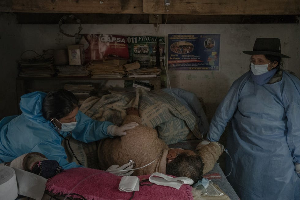 Espinar, Peru ESPINAR PERUIn het Peruaanse stadje Espinar vecht Alfonso Sellano 64 tegen COVID19 terwijl zijn vrouw en verpleegster hem verzorgt In maart 2022 was het percentage doden als gevolg van de pandemie nergens ter wereld hoger dan in Peru Volgens experts kan dat worden toegeschreven aan het gebrekkige Peruaanse zorgstelsel en de blijvende ongelijkheid in het land waardoor achtergestelde bevolkingsgroepen zich amper tegen het virus kunnen beschermen Zo waren veel mensen gedwongen om ook tijdens lockdowns naar hun werk te gaan om in hun onderhoud te voorzien