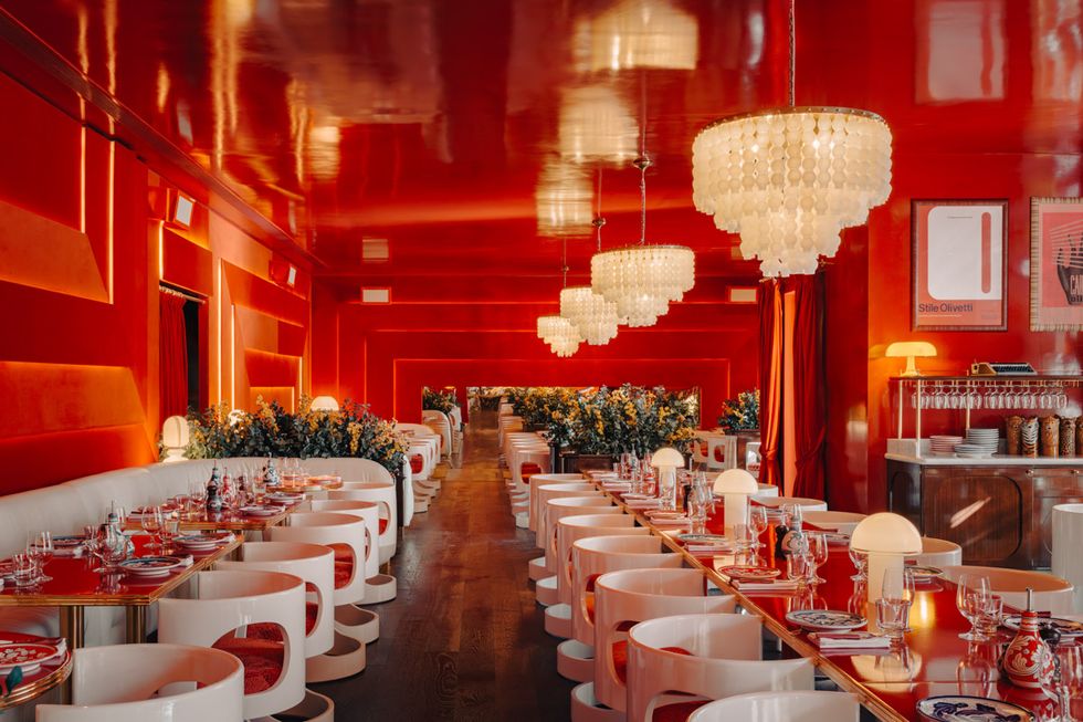 salon con mesas y sillas y paredes rojas restaurante circolo popolare