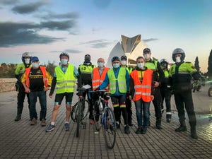 un grupo de medidores oficiales posa con chaquetas reflectantes tras medir el recorrido del maratón de valencia 2020