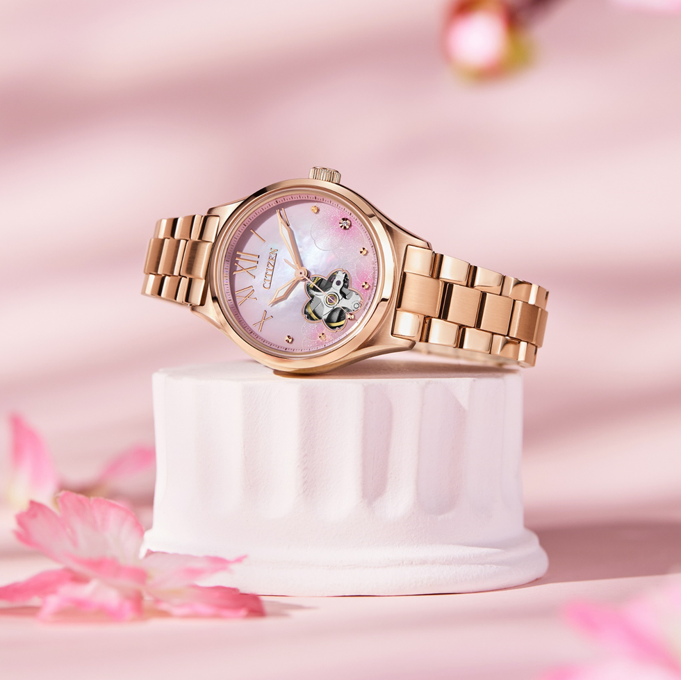 citizen推出以「月光下的櫻花」為靈感的新作，讓我們有機會獻上一只唯美櫻花限定機械女錶，感謝如盛開的櫻花樹般，對我們付出溫柔關愛的媽媽