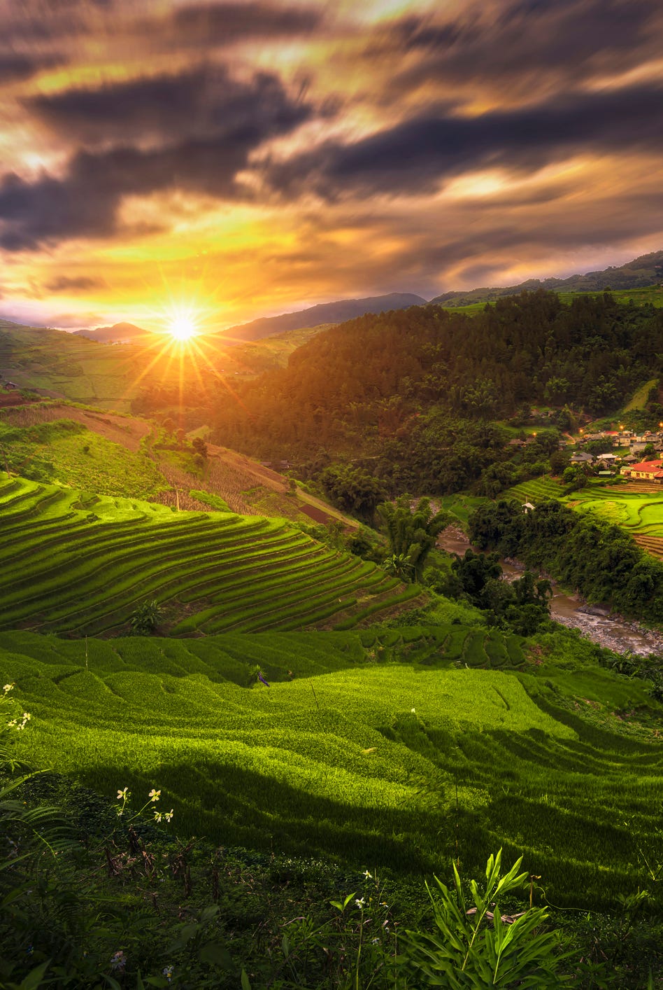 city ​​in the valley beautiful with light coming through the city the city is located in the north of vietnam called mu cang chai it is a destination for tourists who want to explore nature, rice terraces and relax during sunset