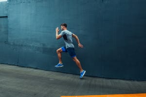 un runner corriendo por una cuesta