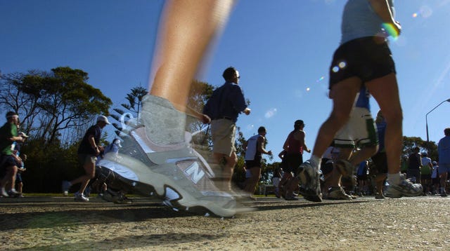 podisti che partecipano a una maratona